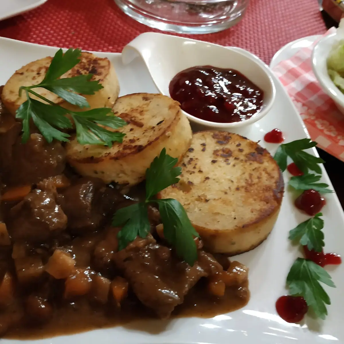 Wildragout Mit Semmelknödel Und Preiselbeeren