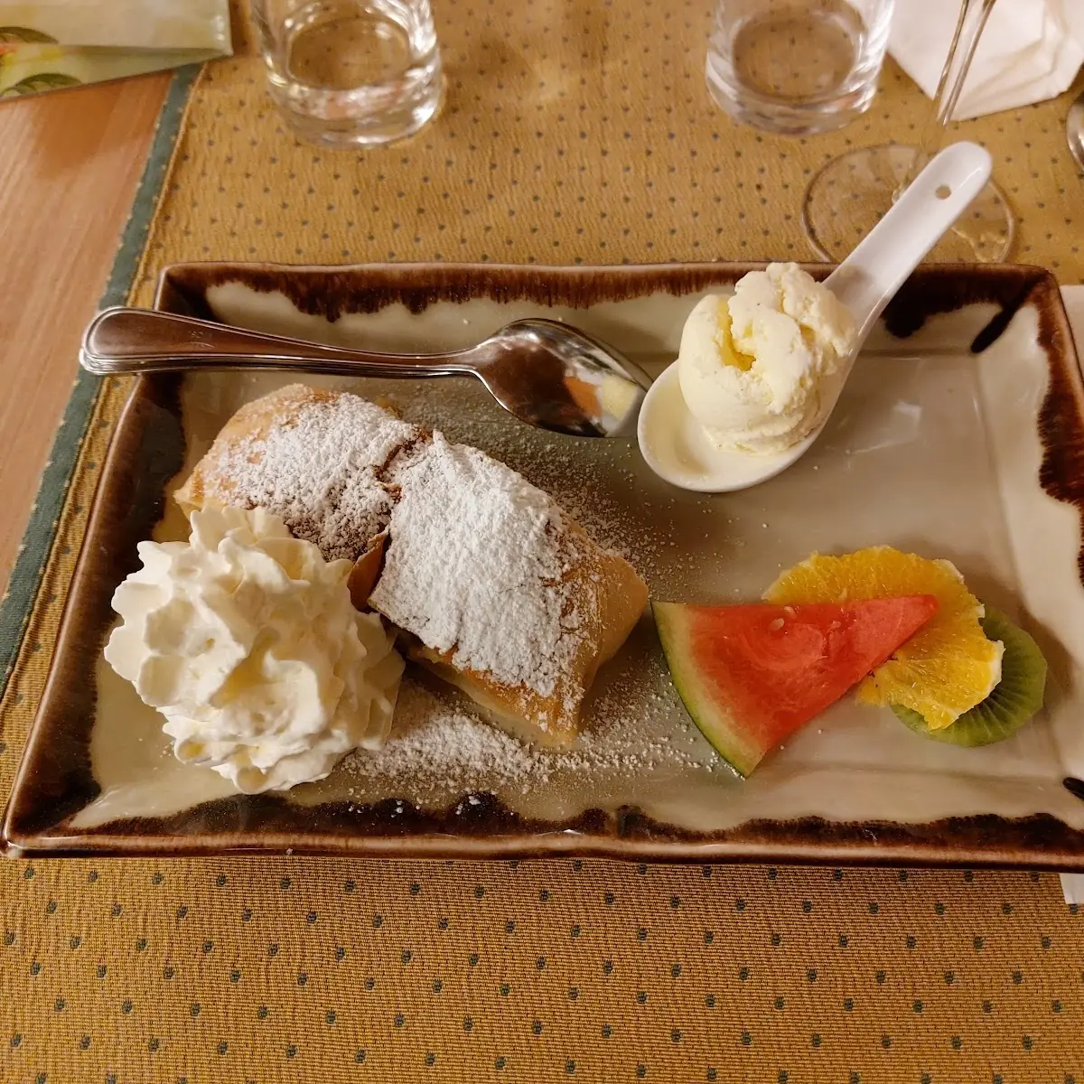 Apfelstrudel Mit Eis Und Sahne