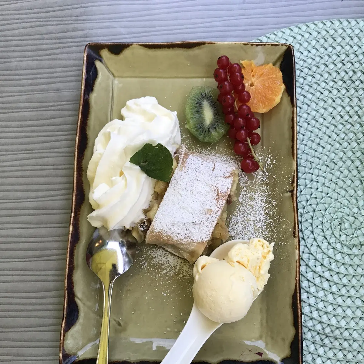 Apfelstrudel Mit Vanille Eis