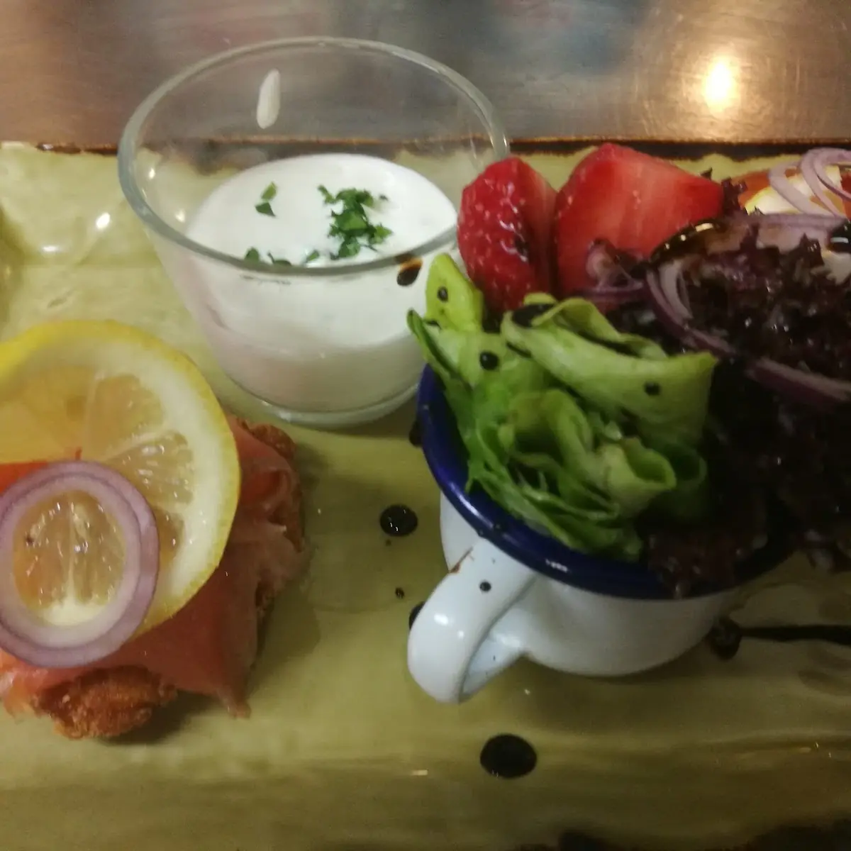 Räucherlachs Auf Rösti Mit Salatbougett