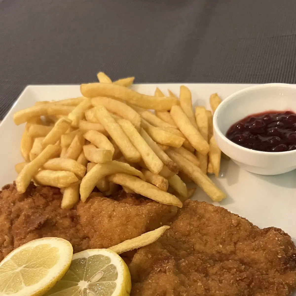 Schnitzel Wiener Art Mit Pommes