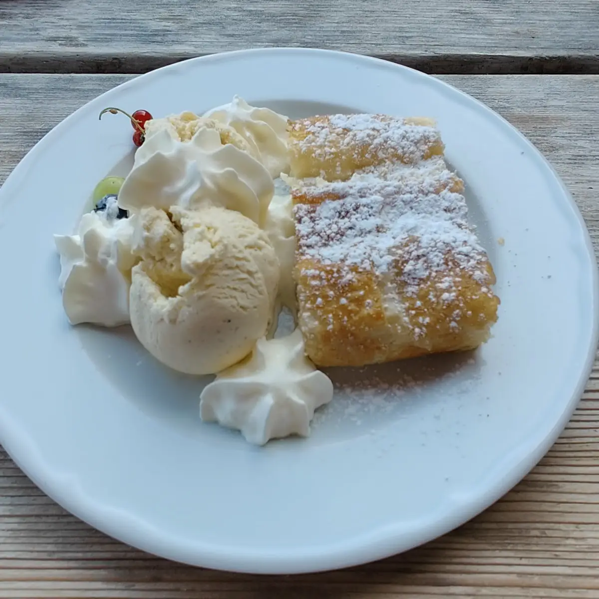 Apfelstrudel Mit Vanilleeis Und Sahne