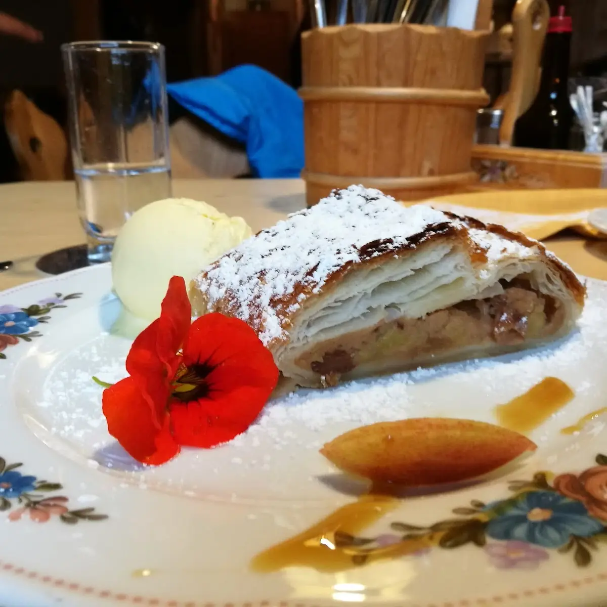 Apfelstrudel Mit Vanillesauce