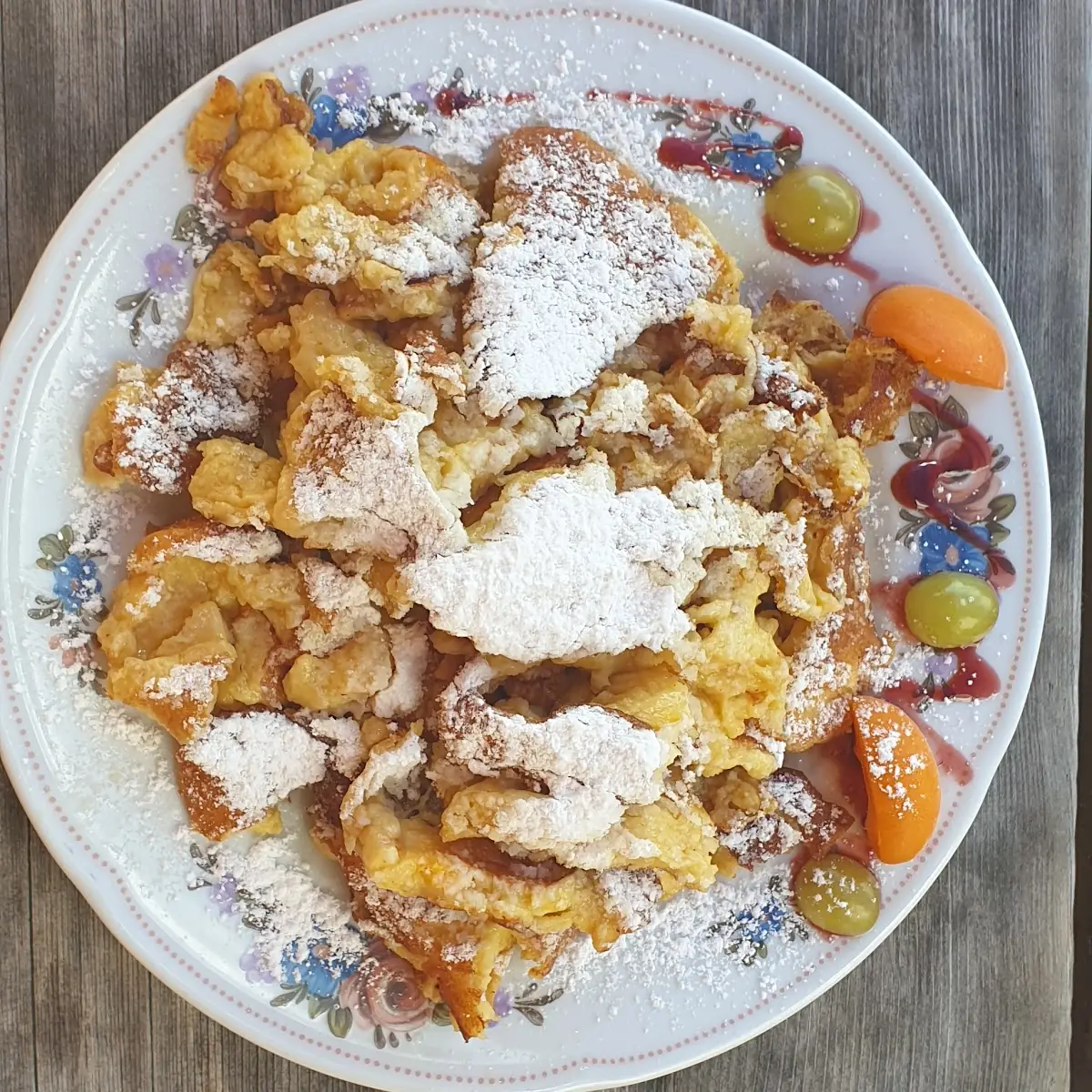 Kaiserschmarrn Mit Apfelmus Und Preiselbeeren