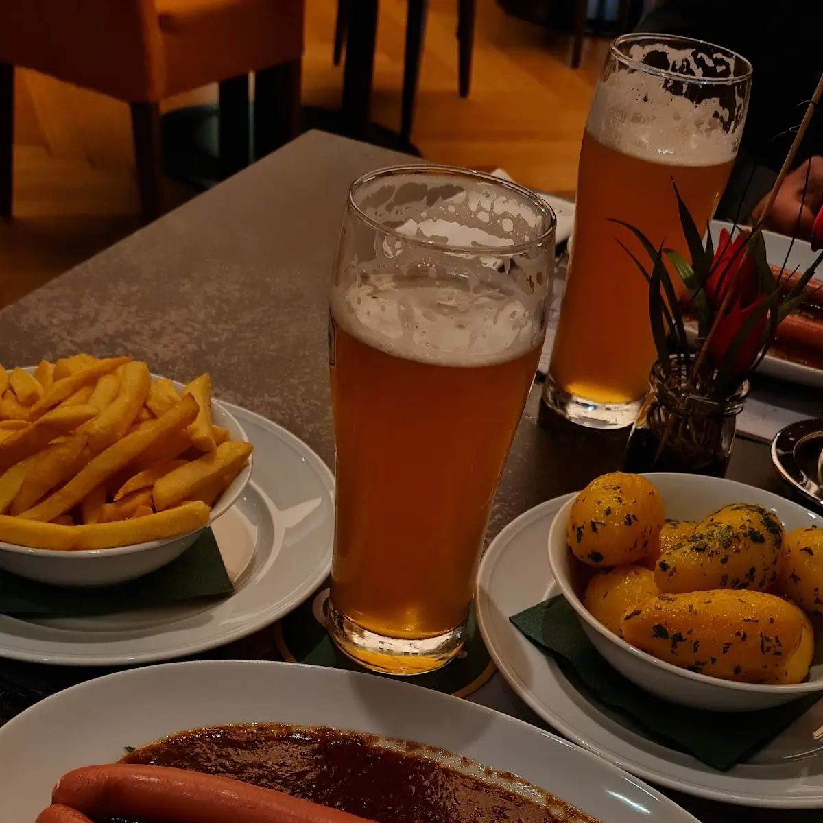 Sacherwürstel Mit Saft, Gasthaus ZUM KAISER