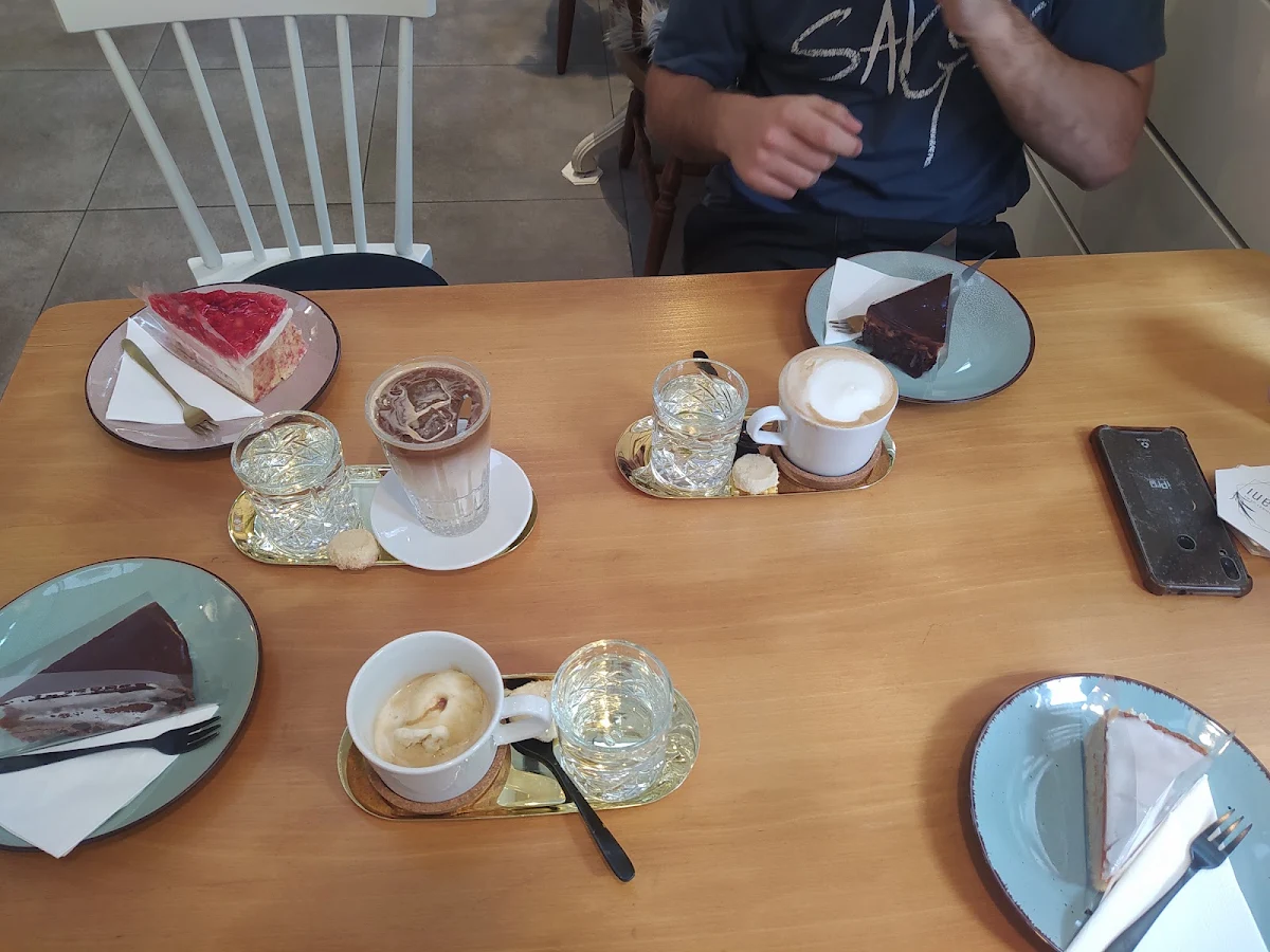 Cafe & Cakes