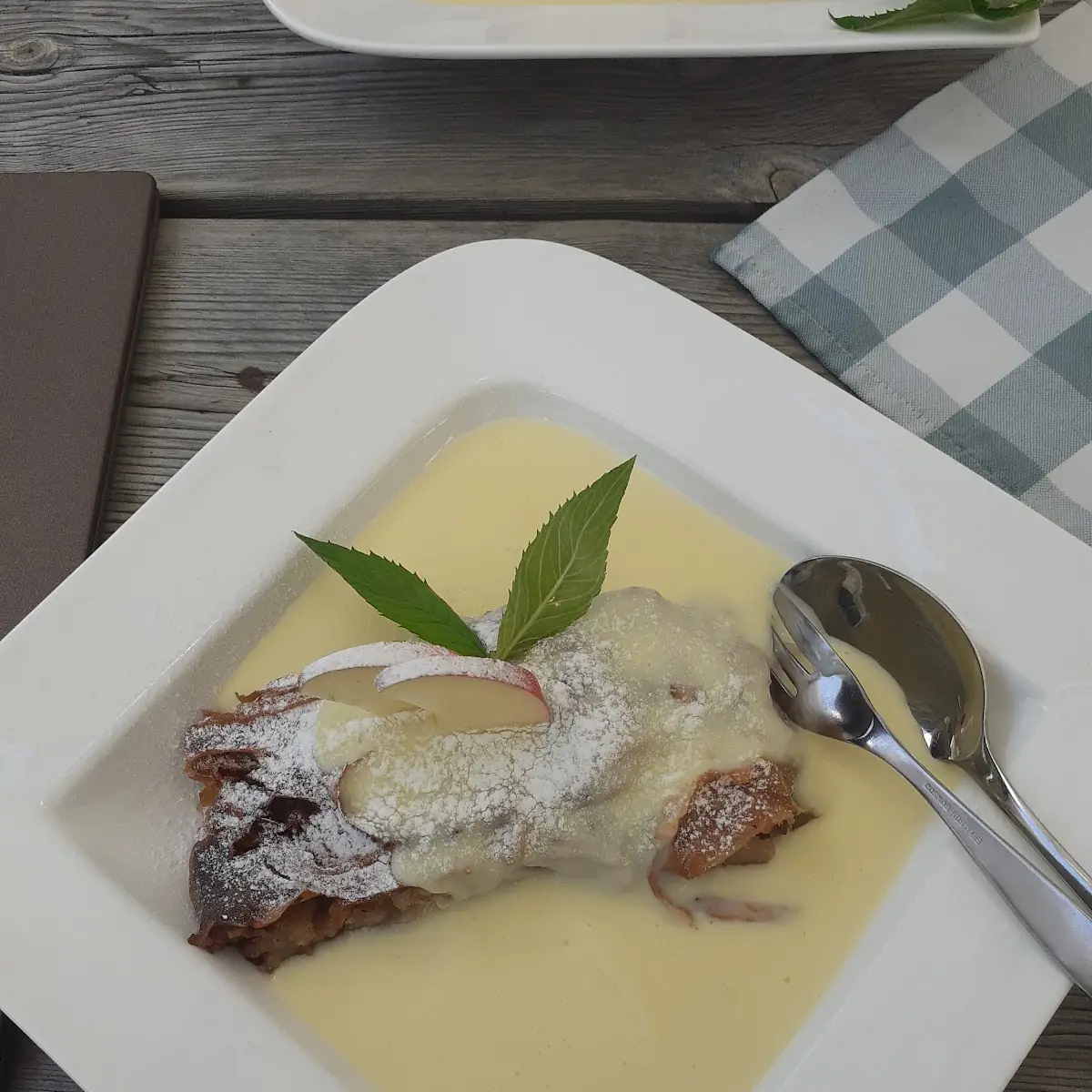 Apfelstrudel Mit Vanillesose