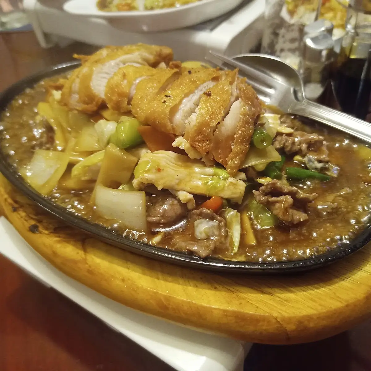 Gebackenes Hühnerfleisch Auf Heisser Platte