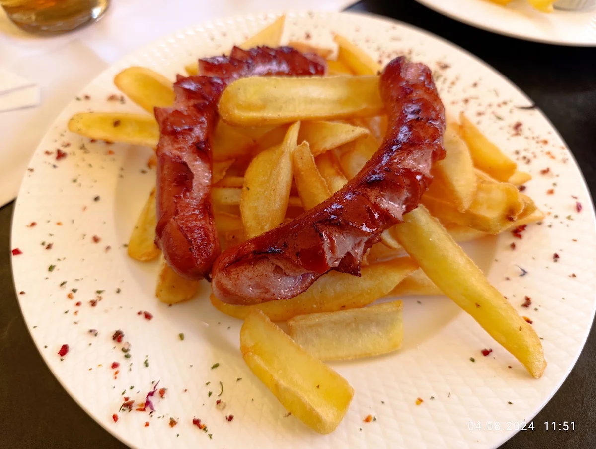 Grillwürstel Mit Pommes