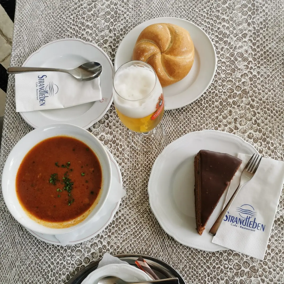 Gulaschsuppe Und Sachertorte
