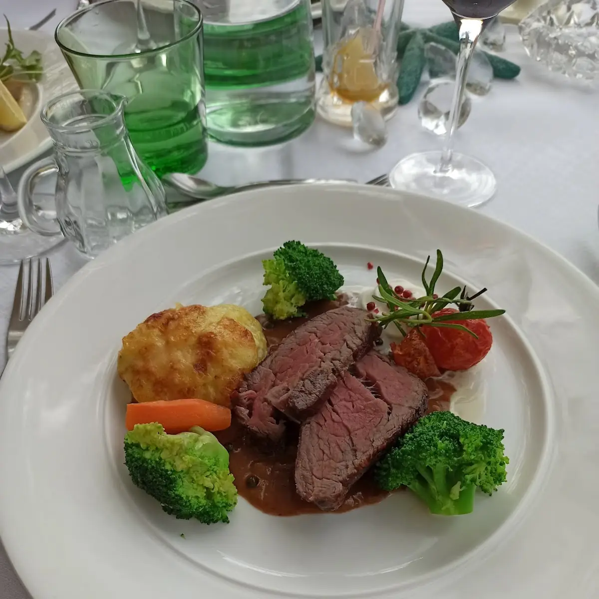 Rinderfilet Mit Pfeffersauce Und Kartoffelgratin Und Brokkoli