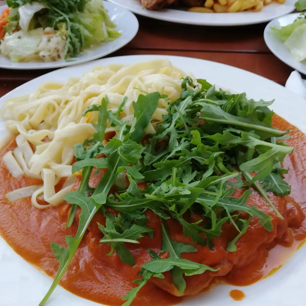 Schnitzel Mit Tomatensauce Und Nudeln