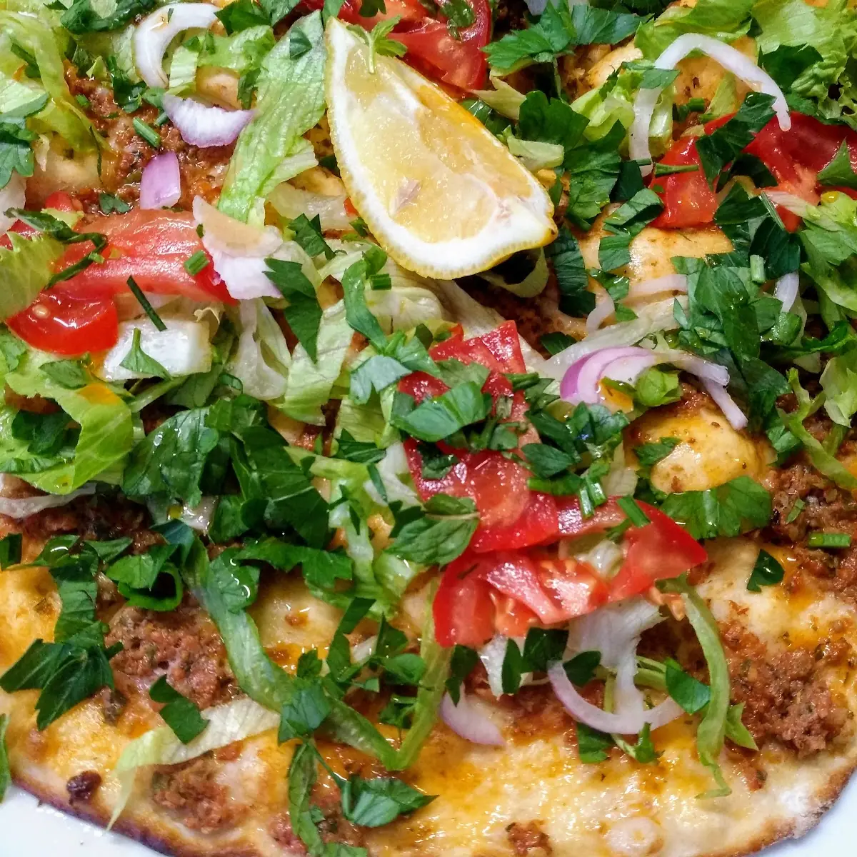 Lahmacun Mit Salat