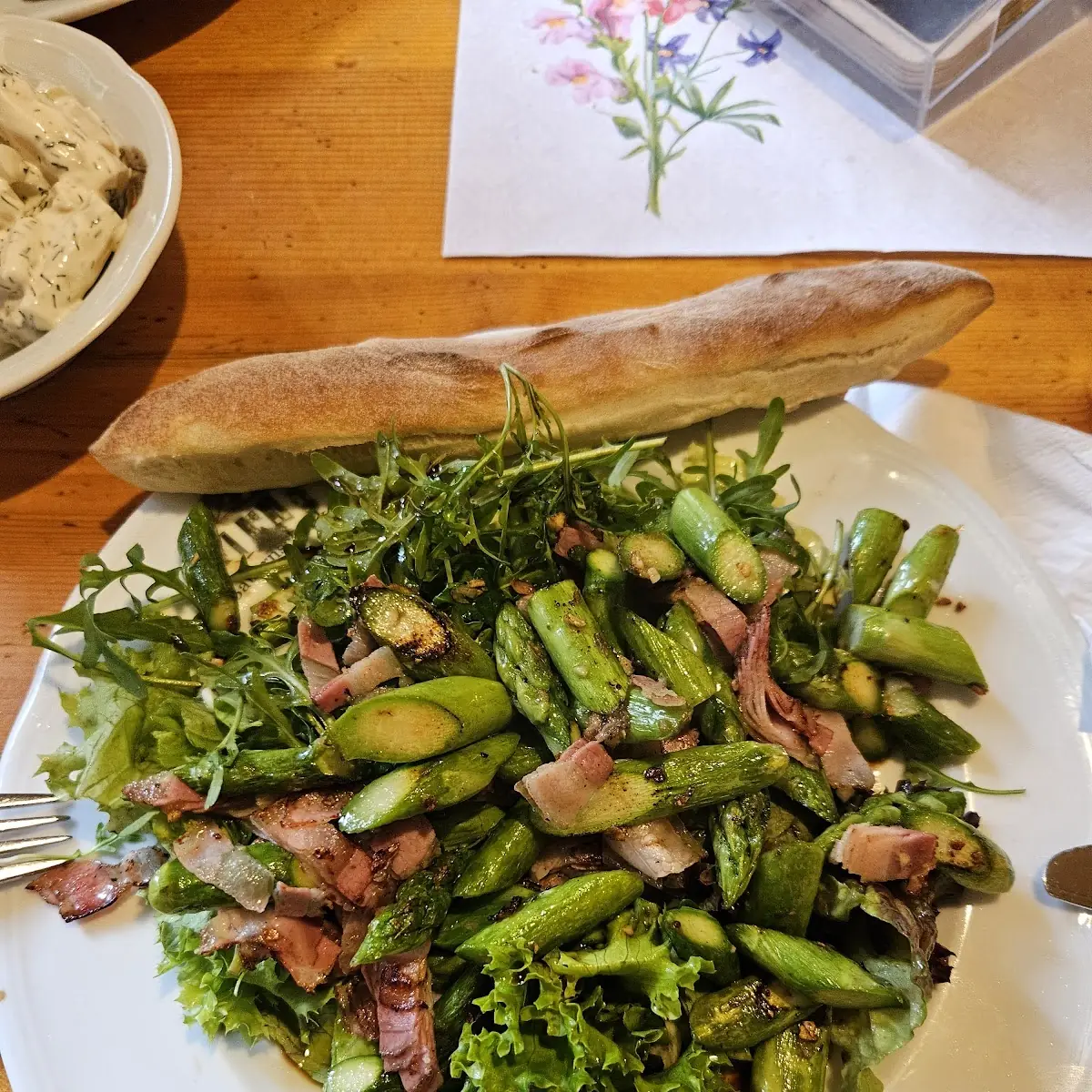Gebratener Grünspargel Mit Speck Auf Blattsalat