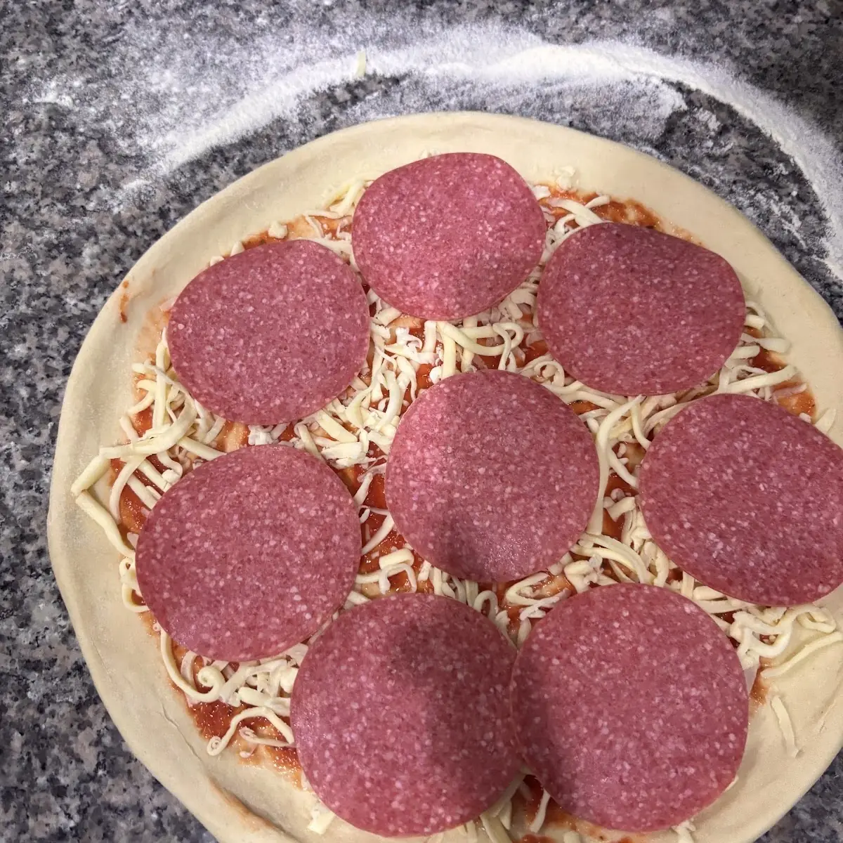 Pizza Salami Mittlere