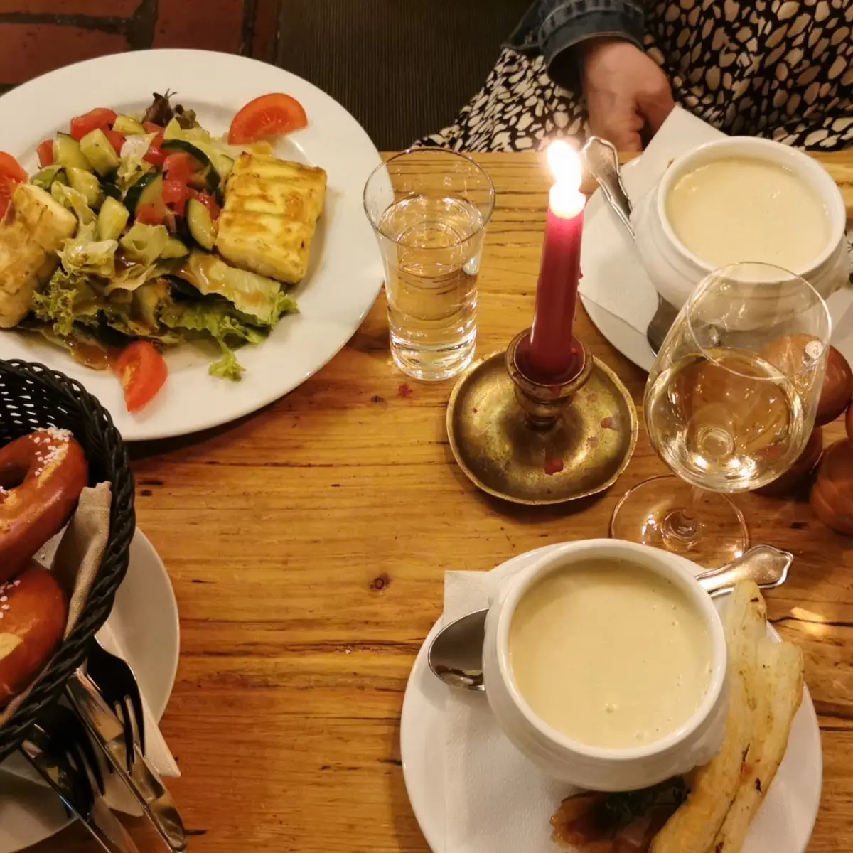Spargelcremesuppe Und Gebackener Schafskäse