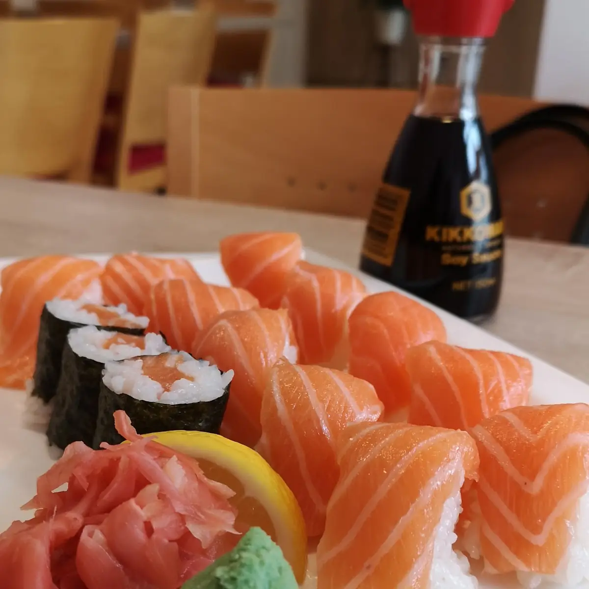 Akafuk Sushi-Set: Sushi, Sashimi und California Maki