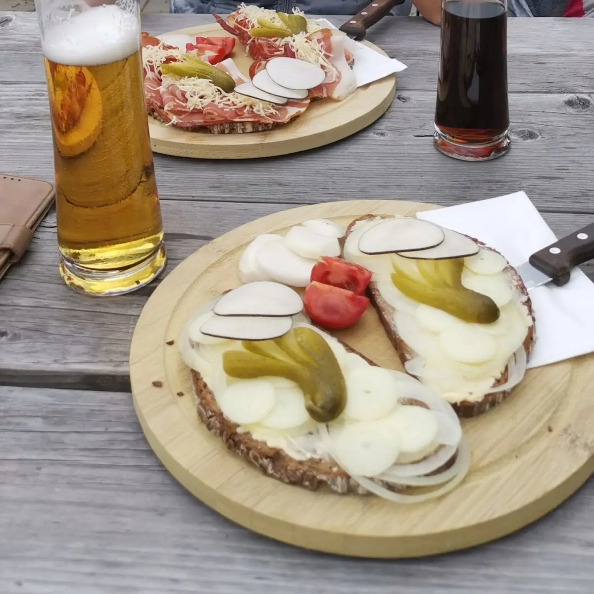 Brotzeit Mit Zwiebeln Knoblauch Und Stiegl