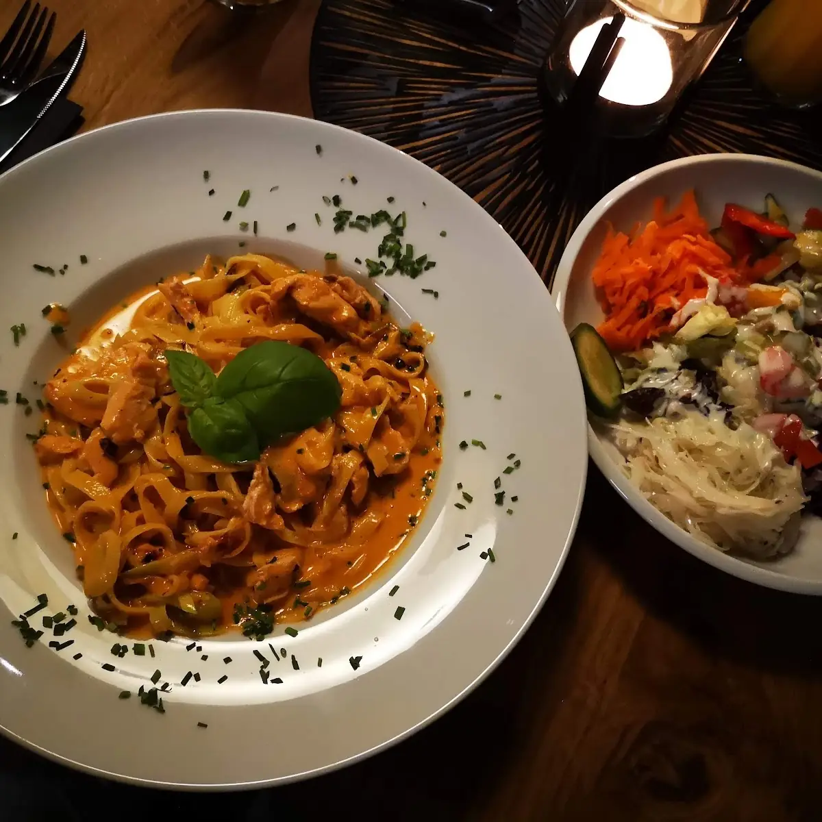 Tagliatelle Salmone Und Salat