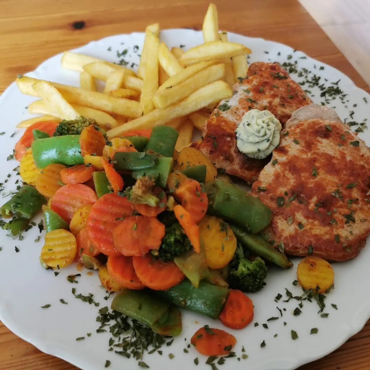 Grillkoteletts Mit Pommes Und Gemüse