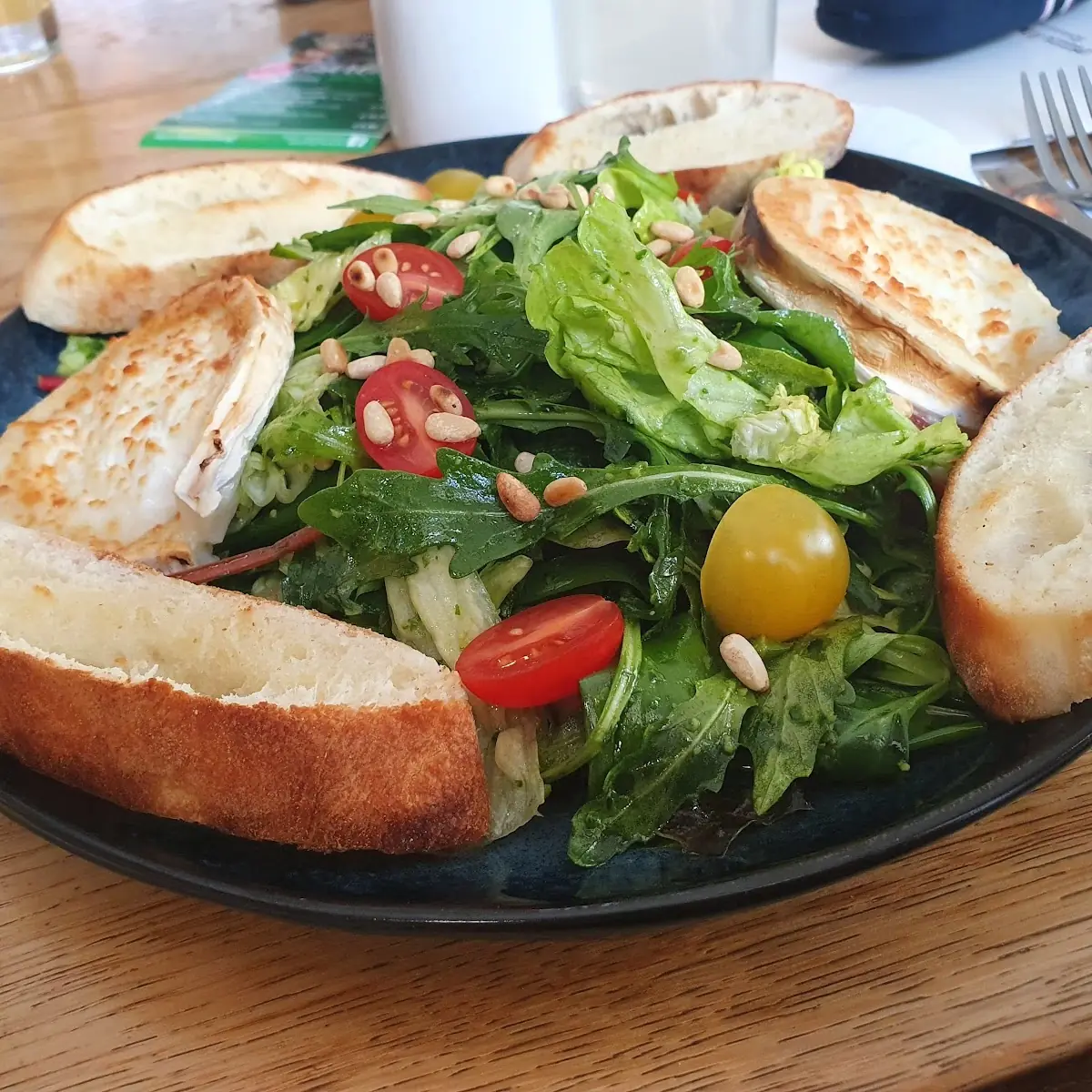 Salat Mit Bärlauch Und Gegrilltem Ziegenkäse