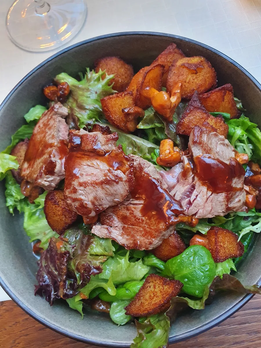 Rinderfiletstreifen Auf Blattsalat