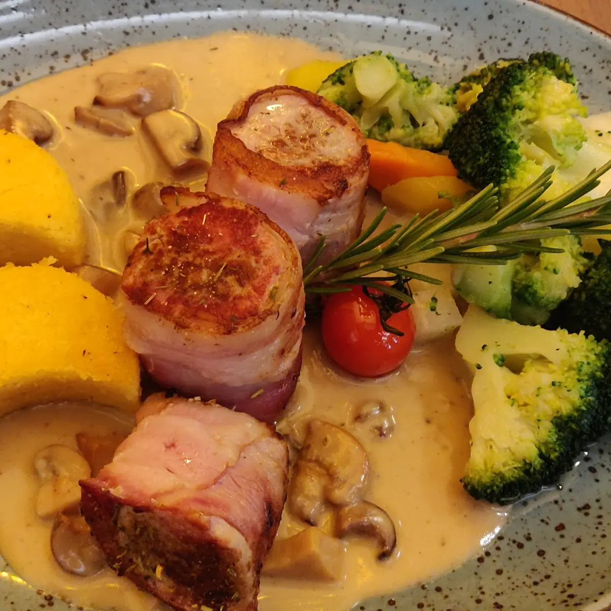 Lombo Di Maiale Avvolto Nella Pancetta Con Salsa Crema Di Funghi E Polenta