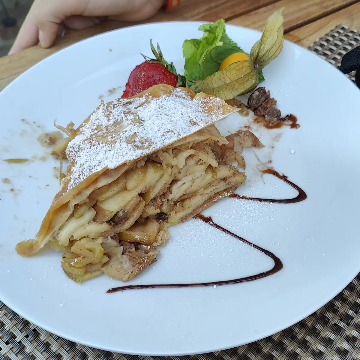 Strudel Di Mele Caldo Con Gelato Alla Vaniglia