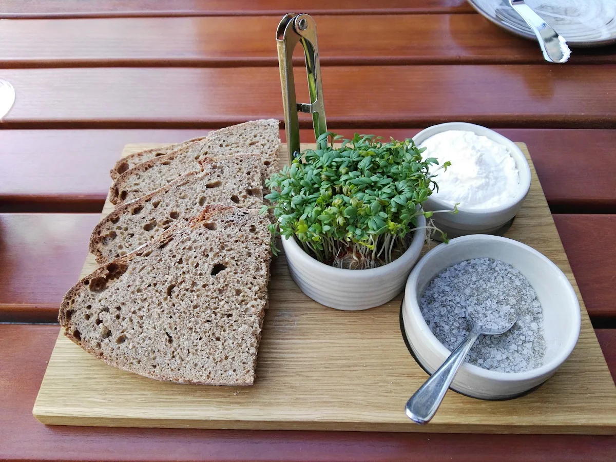Brot Aufgeschlagene Butter Kräutersalz Und Kresse