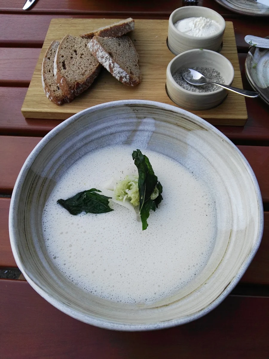 Weiße Traminer Suppe Mit Kohlrabi-taschen Basilikum & Schwarzem Pfeffer