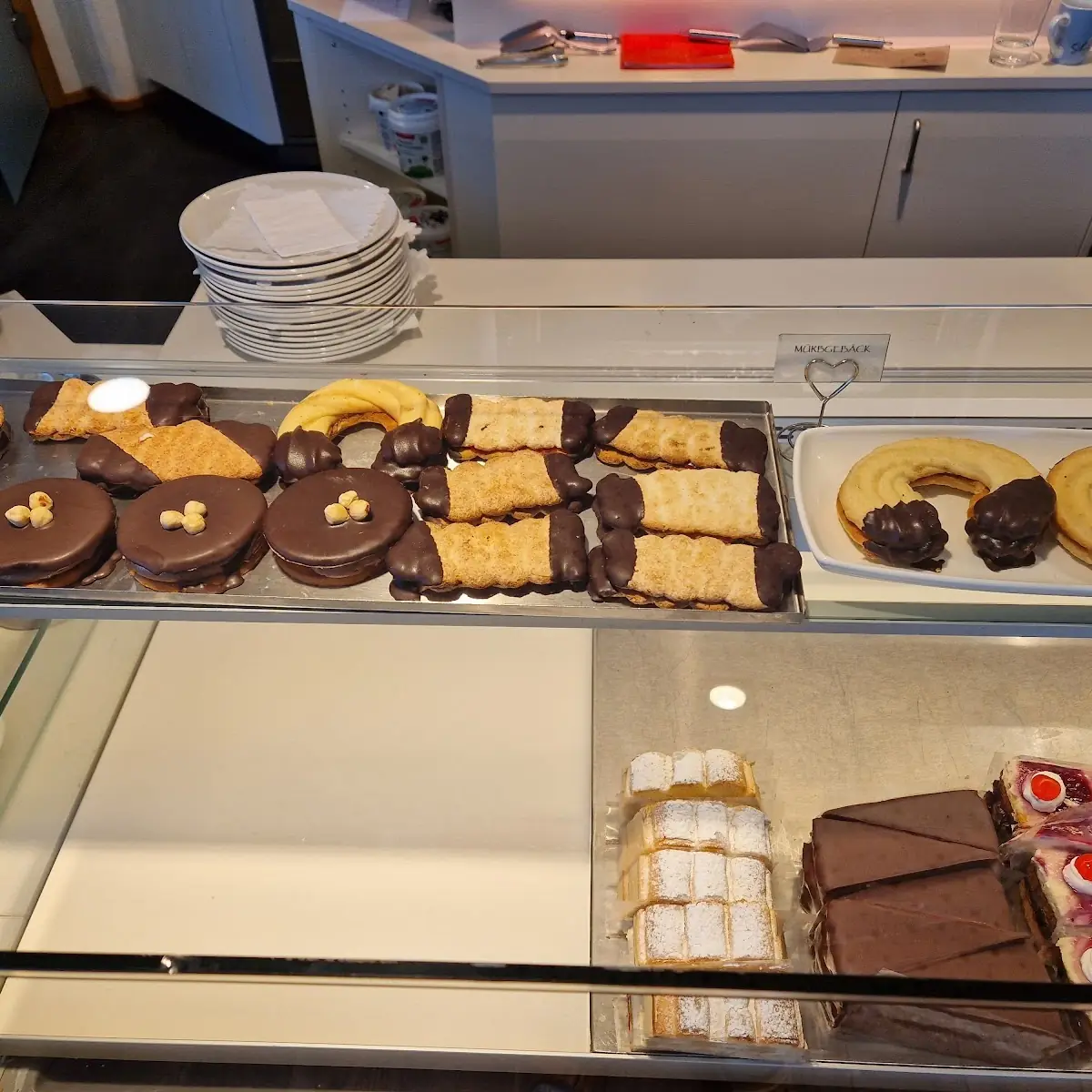 Maronen Linzerkipferl Kardinalschnitten Schokoladentote Schwarzwälder-kirschtorte