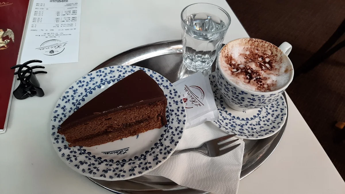 Sacher Torte Und Viennese Coffee