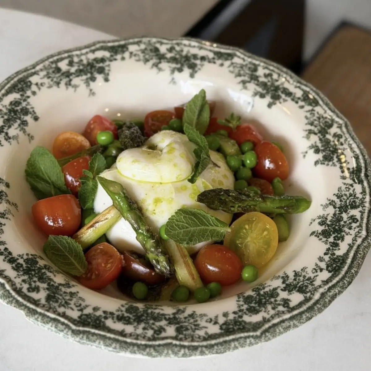 Burrata Mit Spargel & Grünen Erbsen