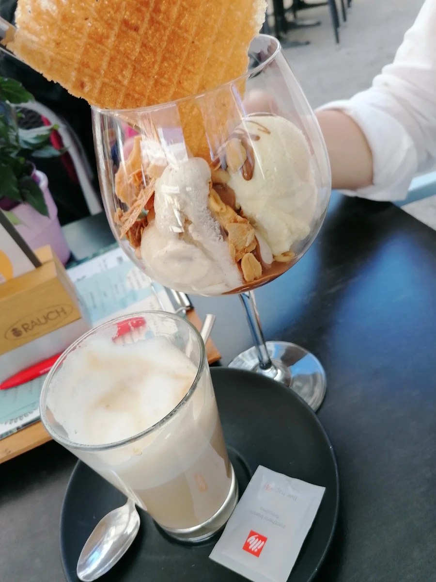 Cappuccino Und Eisbecher