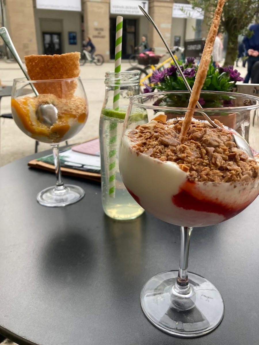 Schlemmerbecher Baukastenprinzip Mit Joghurt Mangosauce Und Krokant