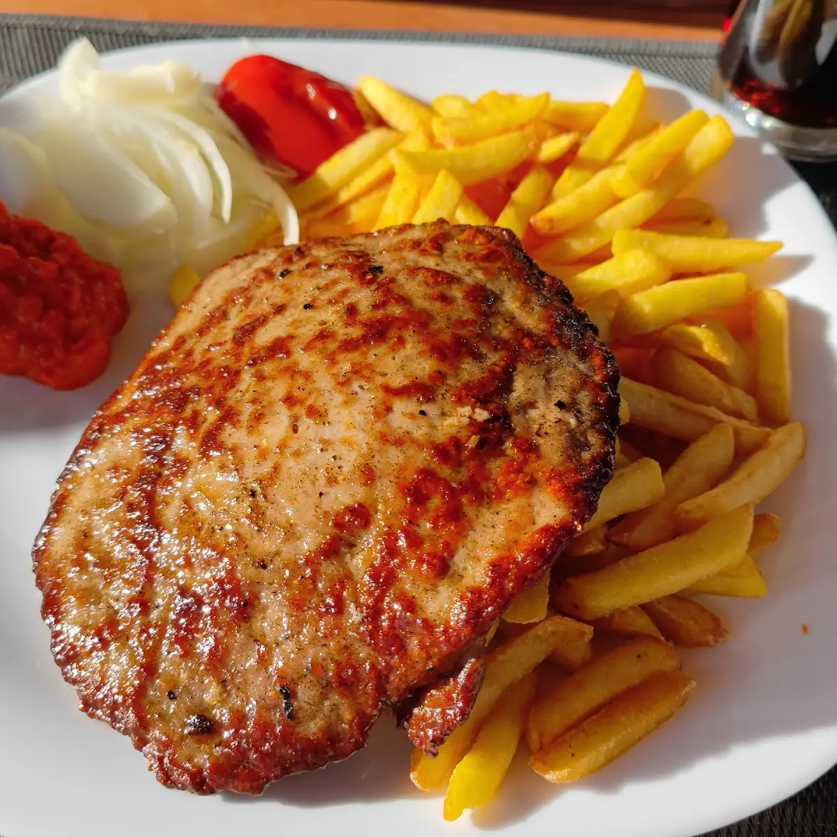 Pljeskavica Sa Sirom Mit Käse Gefüllt
