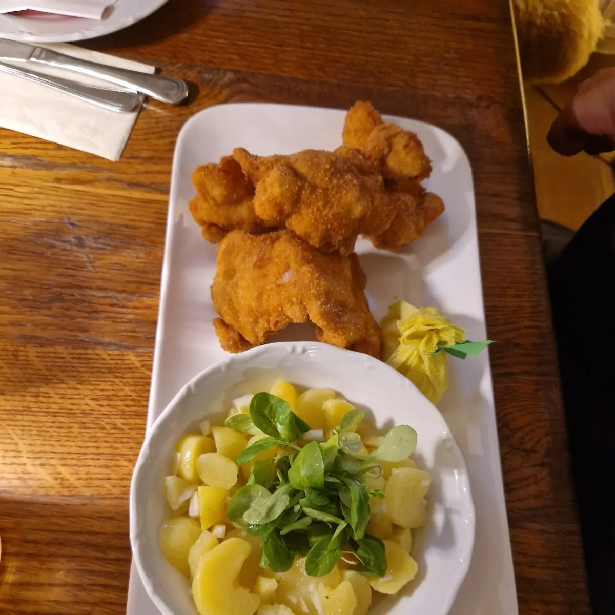 Ausgelöste Backhendel Mit Salat