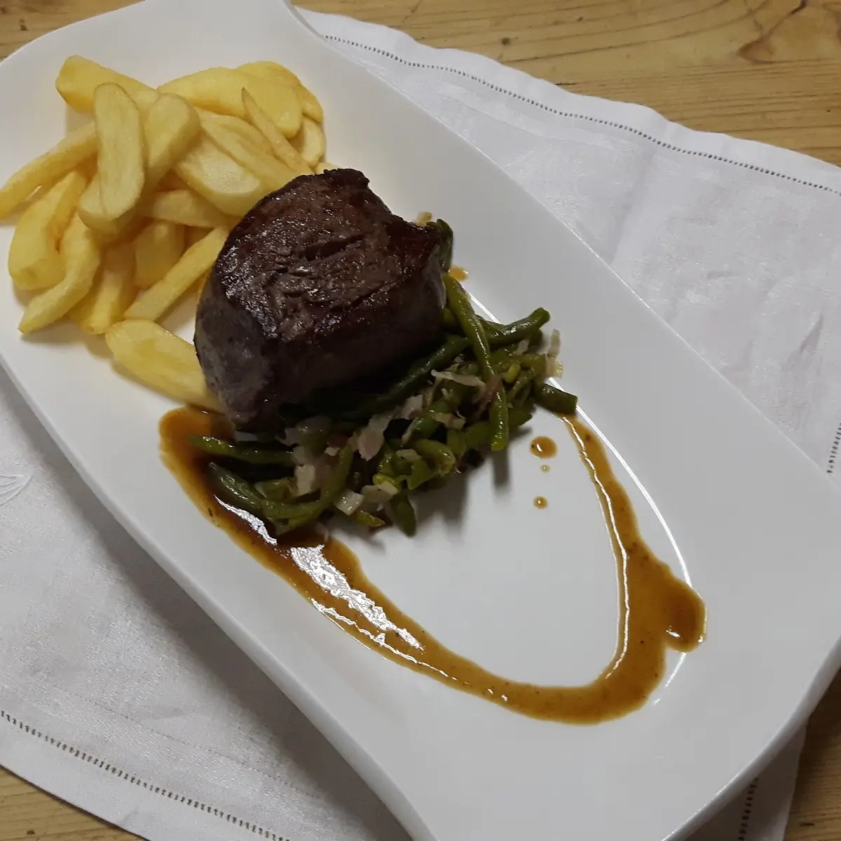 Filet Mit Pommes Auf Speck Fisolen