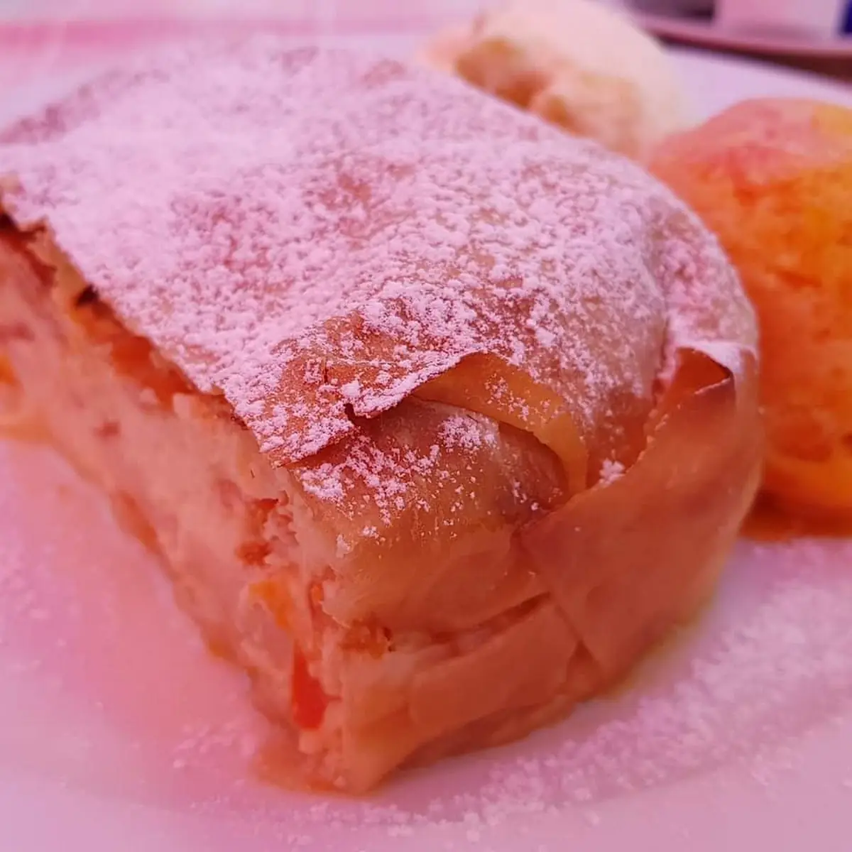 Topfen-marillen-strudel