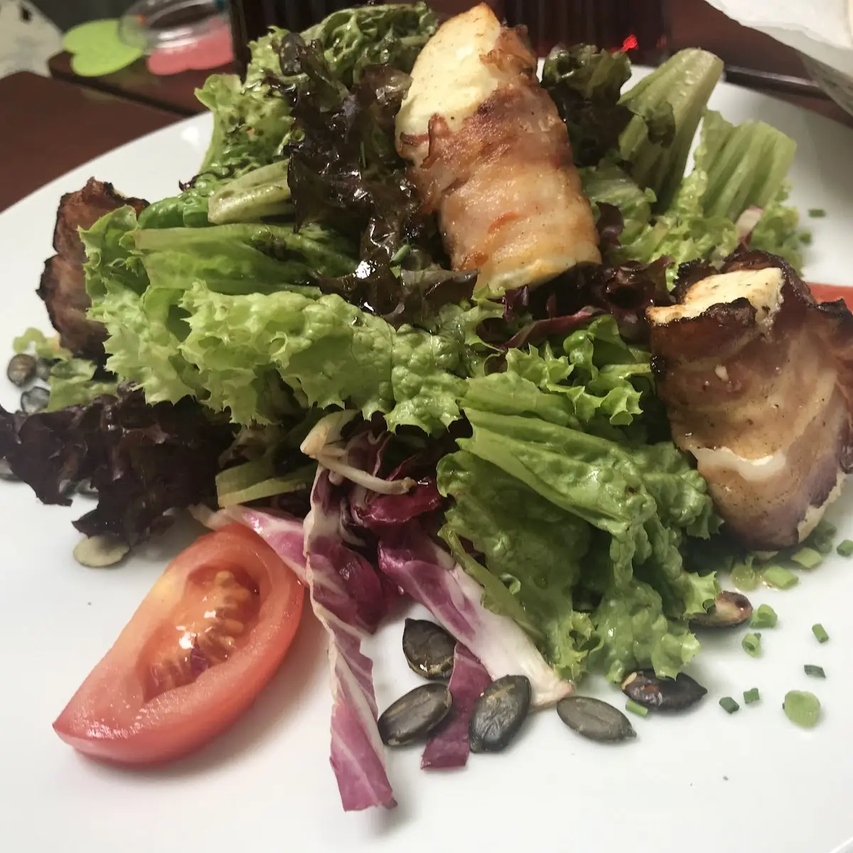 Schafskäse Im Speckmantel Auf Blattsalat