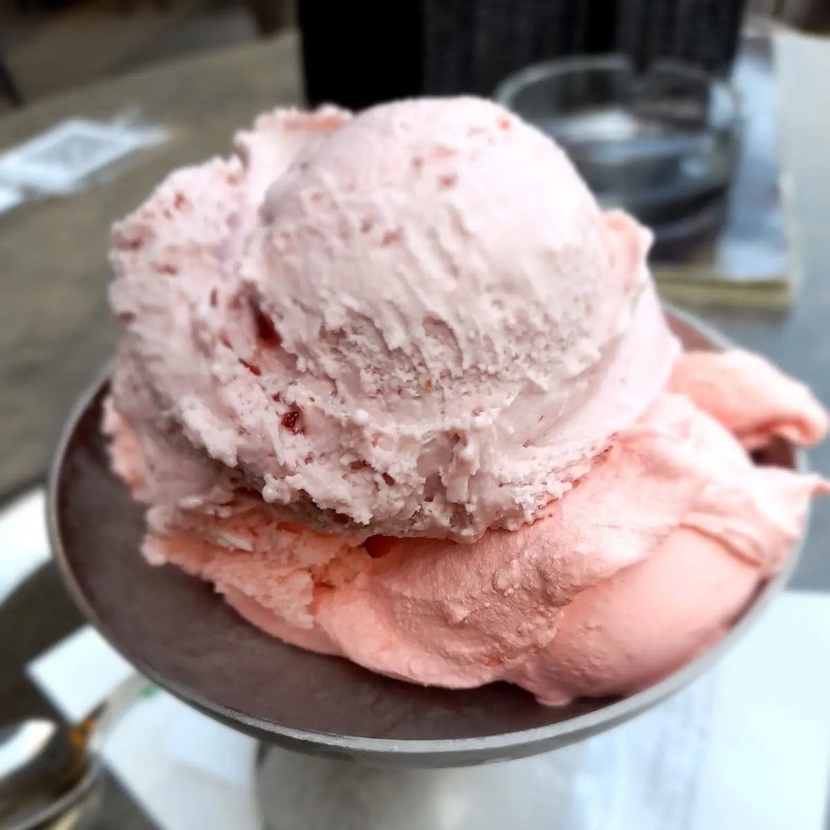 1 Eis Am Schwedenplatz Erdbeer Malaga & Amarena Eis