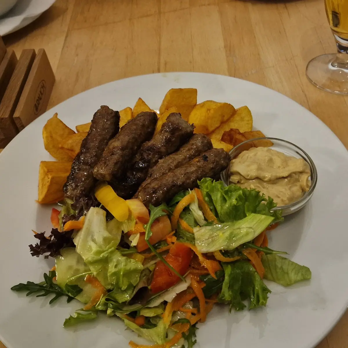 Cevapcici Mit Bratkartoffeln Und Salat