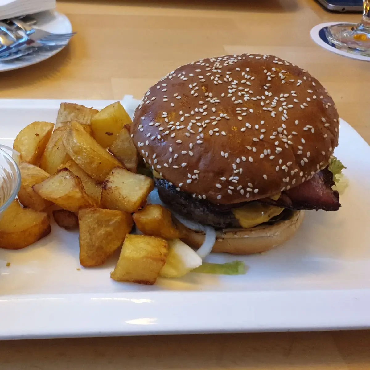 Cheeseburger Rosted Potatoes with Salad