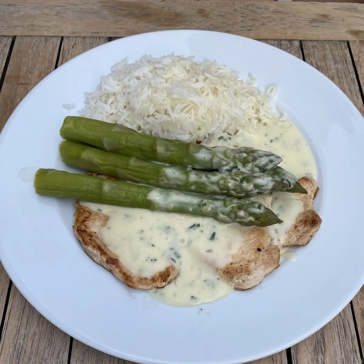 Gegrillte Hühnerbrust Mit Grünem Spargel Kräuter-oberssauce Und Basmatireis