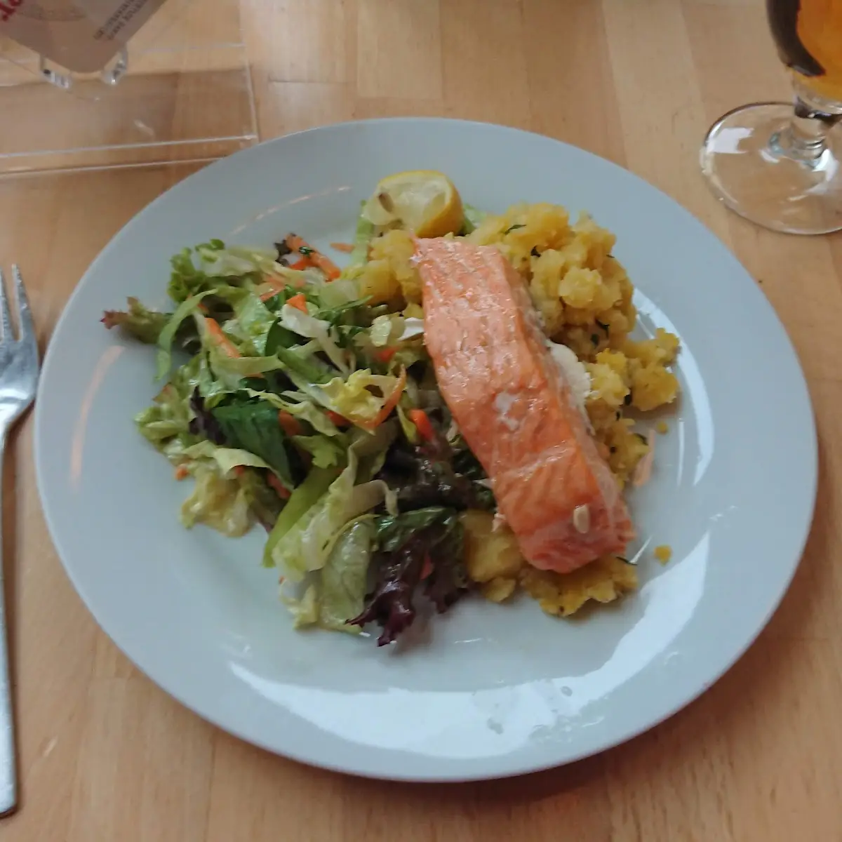 Lachsfilet Mit Erdäpfelstampf Und Salat