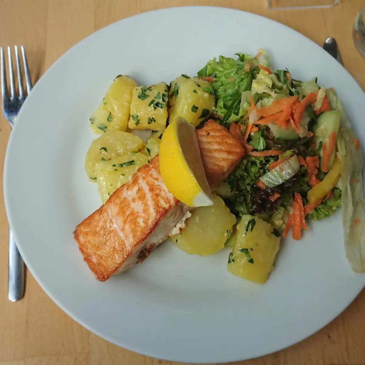 Lachsfilet Mit Petersilkartoffeln Und Salat