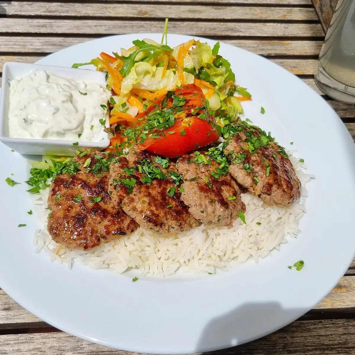 Rindee Köfte Mit Reis Tsatziki Und Salat