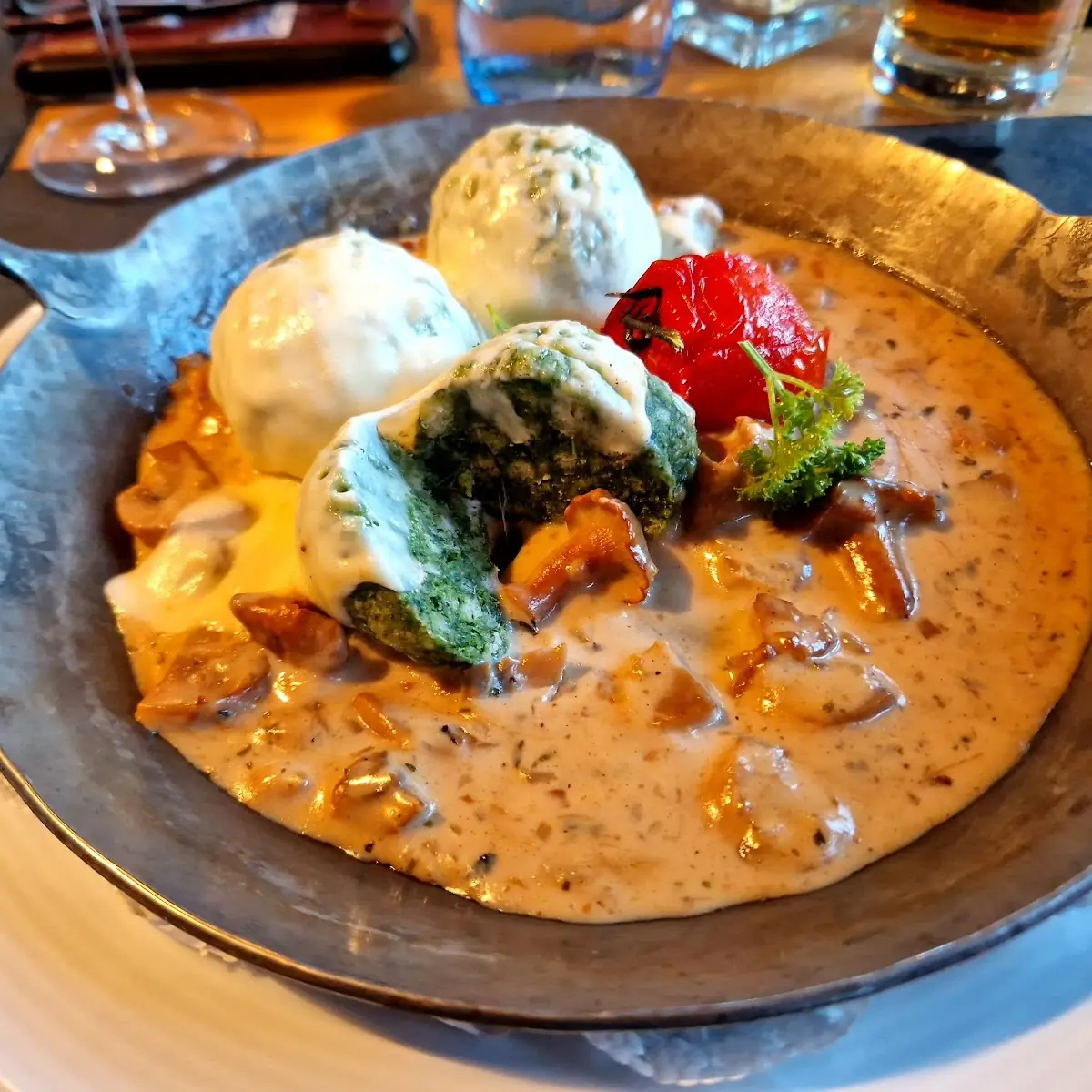 Spinatknödel Mit Dreierlei Pilzen Und Käse Überbacken