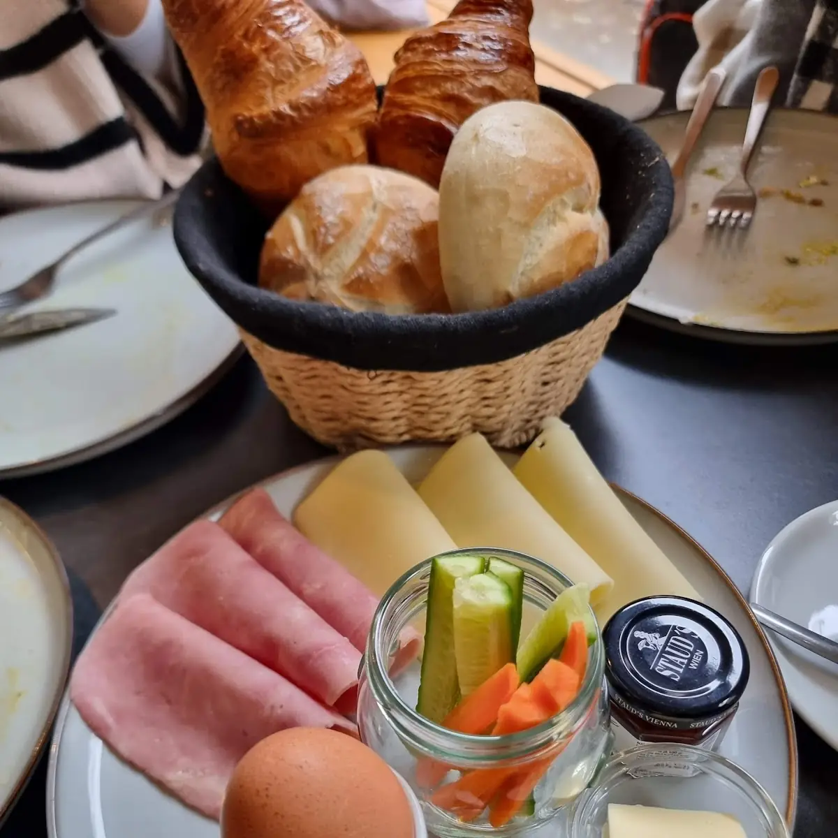 Wiener Frühstück Mit Cappuccino Und Einem Ausgezeichneten Apfelkuchen