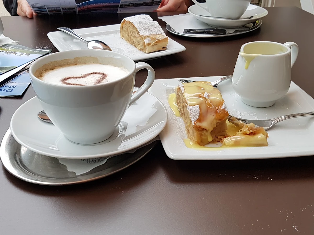 Apfelstrudel Mit Vanillesauce Und Milchkaffee